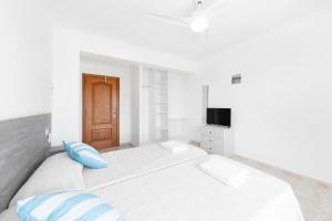 Кровать или кровати в номере Hostal Cala Llombards