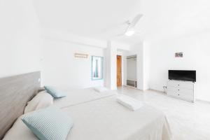 Кровать или кровати в номере Hostal Cala Llombards