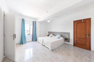 Кровать или кровати в номере Hostal Cala Llombards