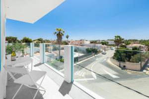 Балкон или терраса в Hostal Cala Llombards