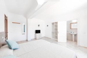 Кровать или кровати в номере Hostal Cala Llombards