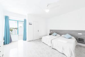 Кровать или кровати в номере Hostal Cala Llombards