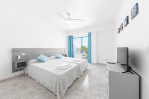 Телевизор и/или развлекательный центр в Hostal Cala Llombards