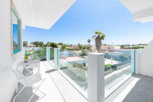 Бассейн в Hostal Cala Llombards или поблизости