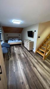 1 dormitorio con litera y escalera en Penzion Loket, en Loket