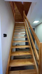 eine Treppe in einem Haus mit Holztreppen in der Unterkunft Penzion Loket in Loket