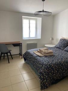 um quarto com uma cama, uma mesa e uma janela em Appartement T2 cosy em La Rochelle