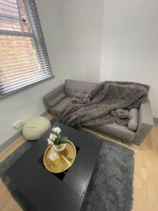 sala de estar con sofá y mesa en Two Bedroom Maisonette in Erith en Dartford
