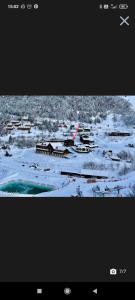 vista su una città con neve sul terreno di Appartement T2 Guzet Neige a Ustou