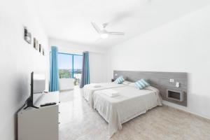 Кровать или кровати в номере Hostal Cala Llombards
