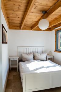 En eller flere senge i et værelse på Ferienhaus Gartenglück