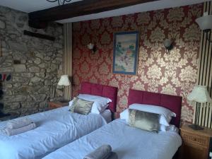 Giường trong phòng chung tại Mid-Wales Farmhouse, swimming pool, tranquil countryside views, sleeps 14