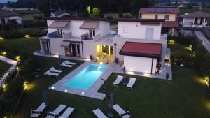 an aerial view of a house with a swimming pool at Lough appartamento in Colà di Lazise
