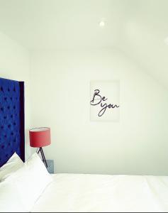 a bedroom with a bed and a sign on the wall at The SkyLine Apartment 2023 built in Oxford