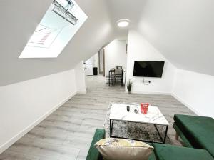 una sala de estar con un sofá y una mesa en The SkyLine Apartment 2023 built, en Oxford