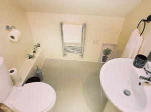 Un baño con un inodoro blanco y un lavabo. en The SkyLine Apartment 2023 built, en Oxford 30 fotos más