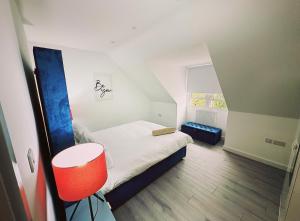 Ліжко або ліжка в номері The SkyLine Apartment 2023 built