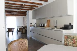 a kitchen with white cabinets and a counter top at CA LA MUM in Tivissa