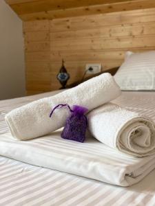 un par de toallas sentadas en una cama en Casa Enisala, en Enisala
