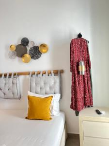 ein Schlafzimmer mit einem weißen Bett und einem gelben Kissen in der Unterkunft Gerani Deluxe Houses 2 in Astypalea-Stadt