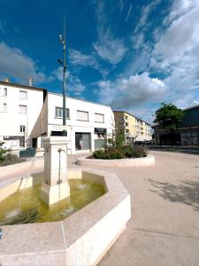 une fontaine au milieu d'une rue dans l'établissement charmant studio, à Vaulx-en-Velin