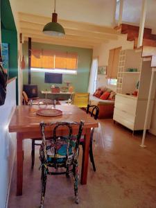 a kitchen and dining room with a table and chairs at Trotamundos CASA in Puerto Pirámides