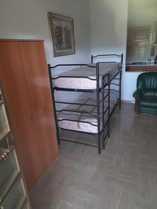 מיטה או מיטות קומותיים בחדר ב-Appartamenti mastromatteo