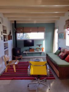 a living room with a couch and a tv at Trotamundos CASA in Puerto Pirámides