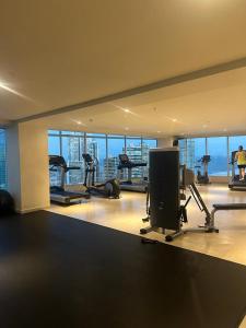 een fitnessruimte met cardio-apparatuur in een gebouw met uitzicht bij Grand Bay Tower in Panama-Stad