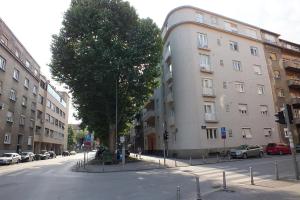 un edificio en una calle de la ciudad con coches estacionados al lado en Cosy Studio Apartment 2 en Zagreb