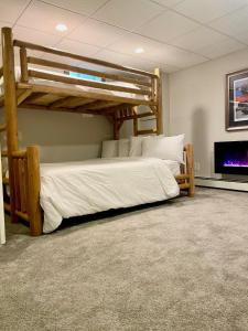 een slaapkamer met een stapelbed met witte lakens bij Kellogg Haus 