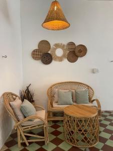 een woonkamer met een bank, stoelen en een lamp bij Hermosa y céntrica casa Altamar in Santa Marta
