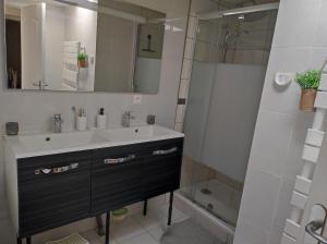 a bathroom with a sink and a shower at Magnifique maison Dans un village du Vexin in Ableiges