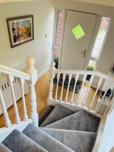 eine Treppe, die zur Haustür eines Hauses führt in der Unterkunft The Bay house in Derry Londonderry