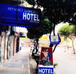 un panneau indiquant un hôtel sur le côté d'une rue dans l'établissement Refugio Llanero Hotel Boutique, à Villavicencio