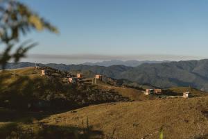 Annitapolis的住宿－Chalés de luxo na Serra Catarinense - VST，山丘上以山为背景的房子
