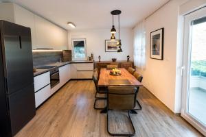 eine Küche mit einem Tisch und einem Esszimmer in der Unterkunft Modern apartment next to the fortress in Klis