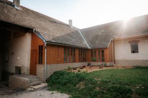 uma casa com um telhado e um quintal em Usedlost Jindřichovice em Jindřichovice