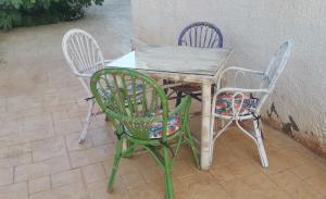 three chairs and a table and a table and chairs at Apartamento zona Parque Comercial in Mojácar