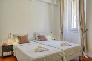 - 2 lits dans une chambre blanche avec des serviettes dans l'établissement TYPIQUE - 2 bedrooms,Typical apartment-Old town Nice, à Nice