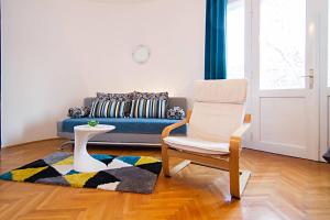 sala de estar con sofá y silla en Cosy Studio Apartment 2 en Zagreb