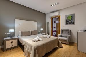 sypialnia z dużym łóżkiem z ręcznikami w obiekcie BNBHolder Apartamentos en Sol Deluxe 1 w Madrycie