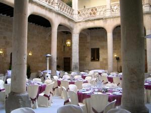 A restaurant or other place to eat at Posada Real Castillo del Buen Amor