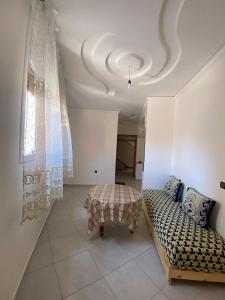 a living room with a table and a couch at Appartement proche de la corniche in Al Hoceïma