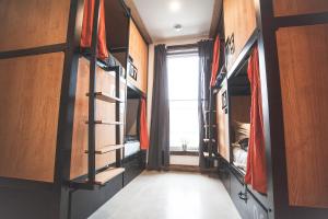 a room with a hallway with bunk beds and a window at Le Bed & Cocktail - Appartement sur l'Avenue du Mont-Royal in Montreal