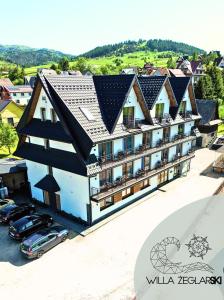 an overhead view of a building with cars parked in front at Willa ŻeglarSki in Kluszkowce