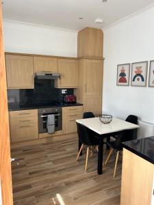 Kuchyň nebo kuchyňský kout v ubytování 1L Albert Place Maddiston Road Brightons Falkirk FK2 0JX + 15 fotografií