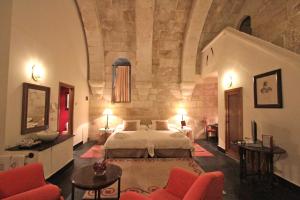 A bed or beds in a room at Posada Real Castillo del Buen Amor Még 37 kép