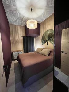 um quarto com uma cama grande e um tecto em LE PECHEUR DE CASSIS em Cassis