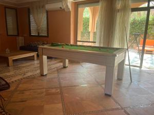 un tavolo da biliardo in soggiorno con di Villa Dahlia a Marrakech